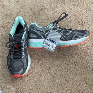 NWT ASICS Nimbus running shoes